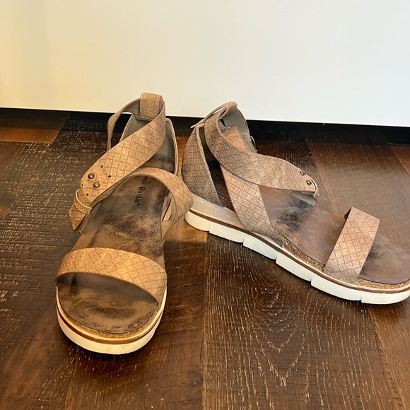 Pierre Dumas Shoes - Pierre Dumas Sandals - EUC